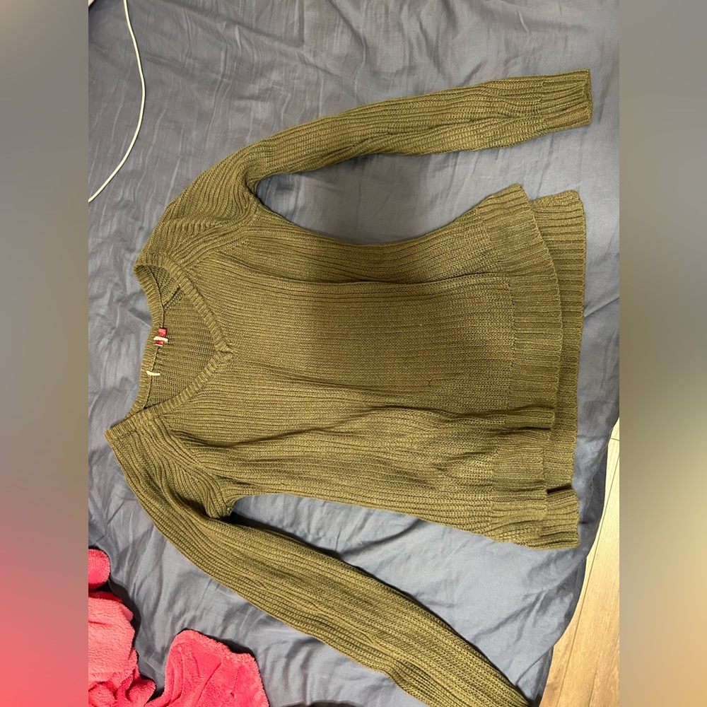 dark green knitted sweater/ long sleeve?
